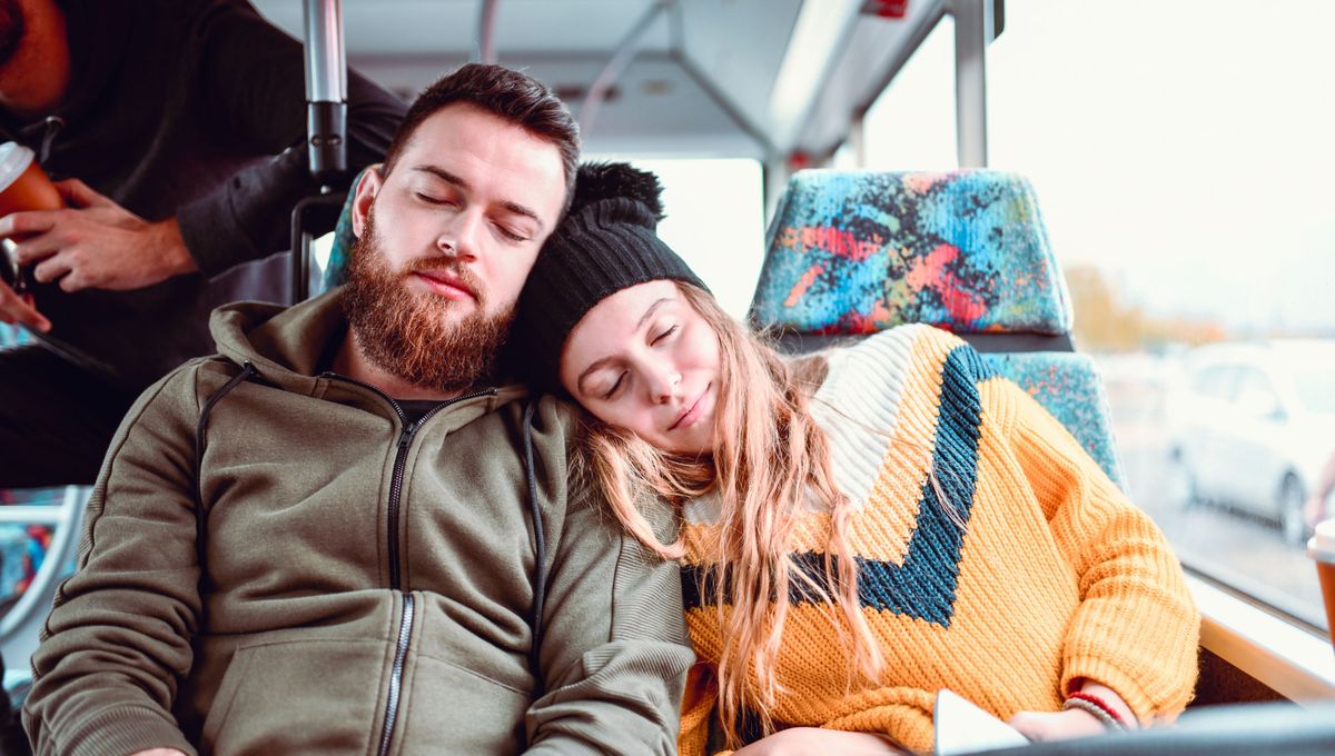 Cómo dormir mejor en el bus con un truco