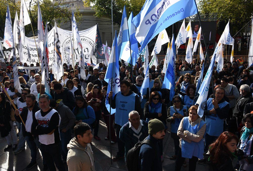 La CTA y la CGT se movilizan este miércoles en protesta por el mega DNU de Javier Milei. Los legisladores nacionales por el Frente de Todos acompañan el reclamo.