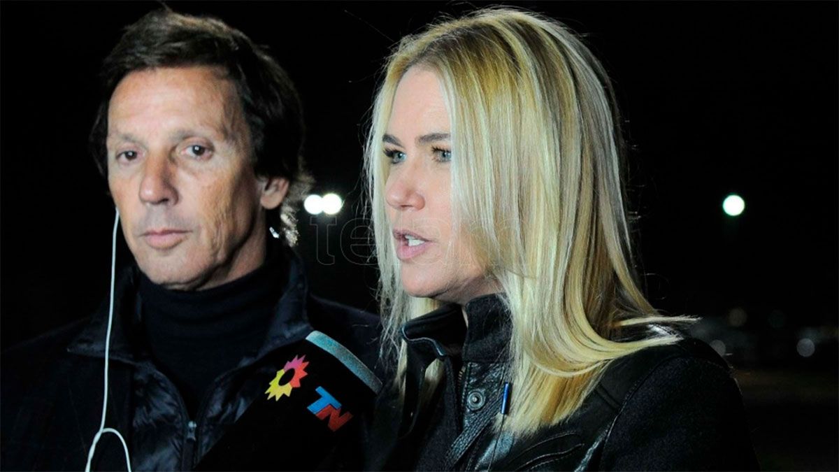 Valeria Mazza y Alejandro Gravier en la puerta del hospital Universitario Austral.