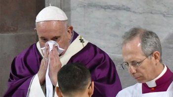 El Papa suspendió su agenda en medio de los casi 400 casos de coronavirus en Italia