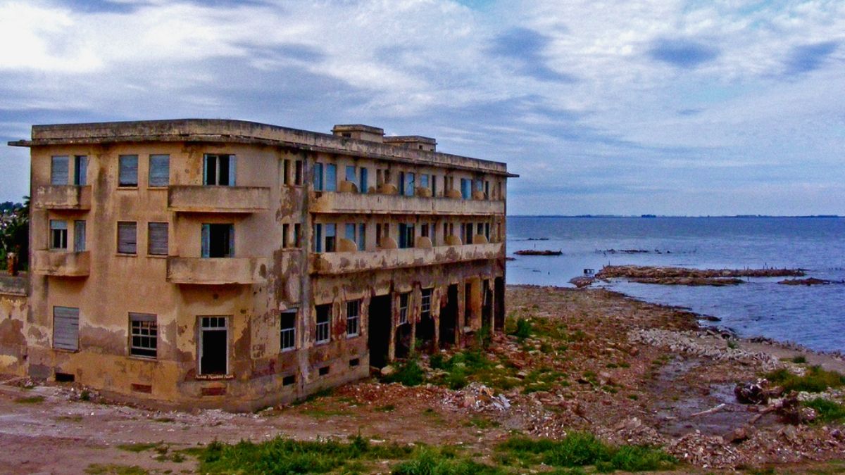Una laguna, un hotel abandonado y fantasmas en medio de un pueblo. Una laguna, un hotel abandonado y fantasmas en medio de un pueblo.