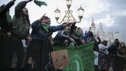 Histórico: ganó la aprobación al aborto legal y pasa al Senado