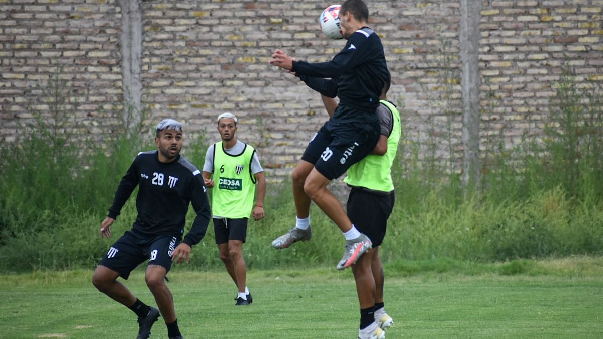 Juan Manuel Marital, con la 28 en el entrenamiento de Gimnasia y Esgrima.