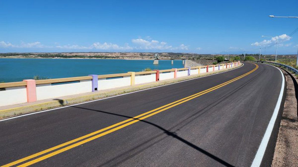 Magnífica vista dela ruta que circunda El Carrizal conocida como perilago.