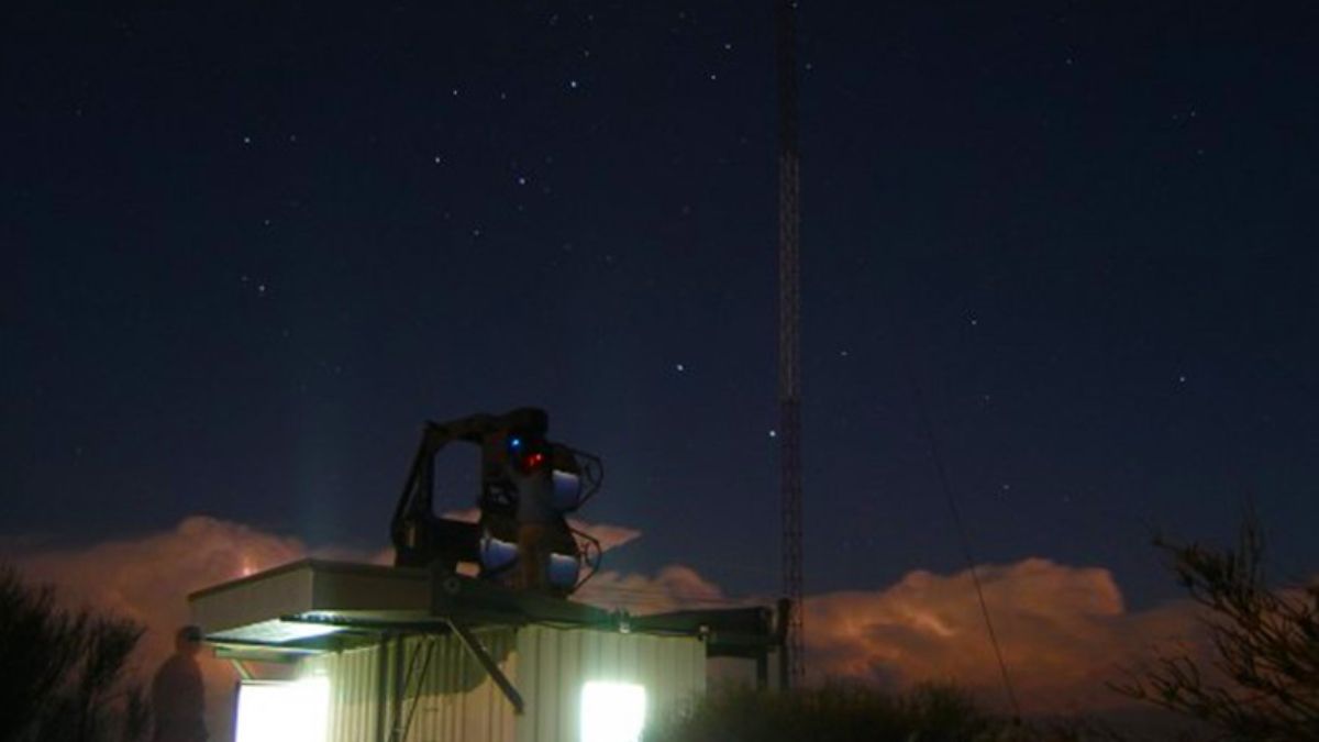 El Observatorio Pierre Auger está instalado en Malargüe desde el año 2004 y da empleo a 50 personas, 35 de ellas instaladas en forma permanente. El gobierno trata de hacer las obras públicas necesarias para que se quede en la provincia.