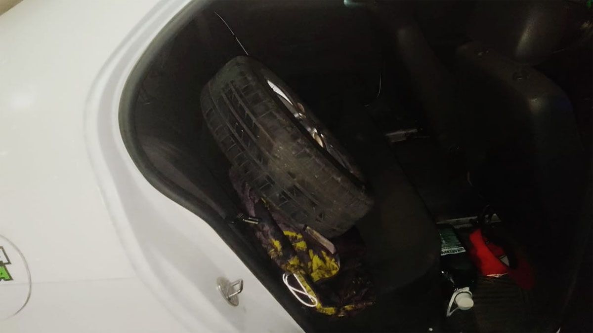 Los tres delincuentes se movilizaban en un VW Voyage blanco, en el que llevaban una rueda robada y las herramientas que usaron para sacarla. Los tres delincuentes se movilizaban en un VW Voyage blanco, en el que llevaban una rueda robada y las herramientas que usaron para sacarla.