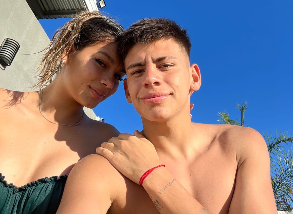 Claudio Echeverri difruta las vacaciones con su novia mientras River negocia con el Manchester City Claudio Echeverri difruta las vacaciones con su novia mientras River negocia con el Manchester City