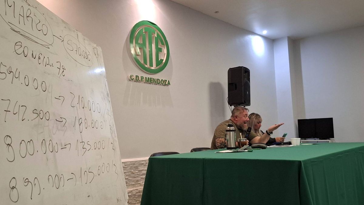 El secretario general de ATE, Roberto Macho, realizó una simulación de los sueldos del sector de la Salud con el aumento salarial del Gobierno. El secretario general de ATE, Roberto Macho, realizó una simulación de los sueldos del sector de la Salud con el aumento salarial del Gobierno.