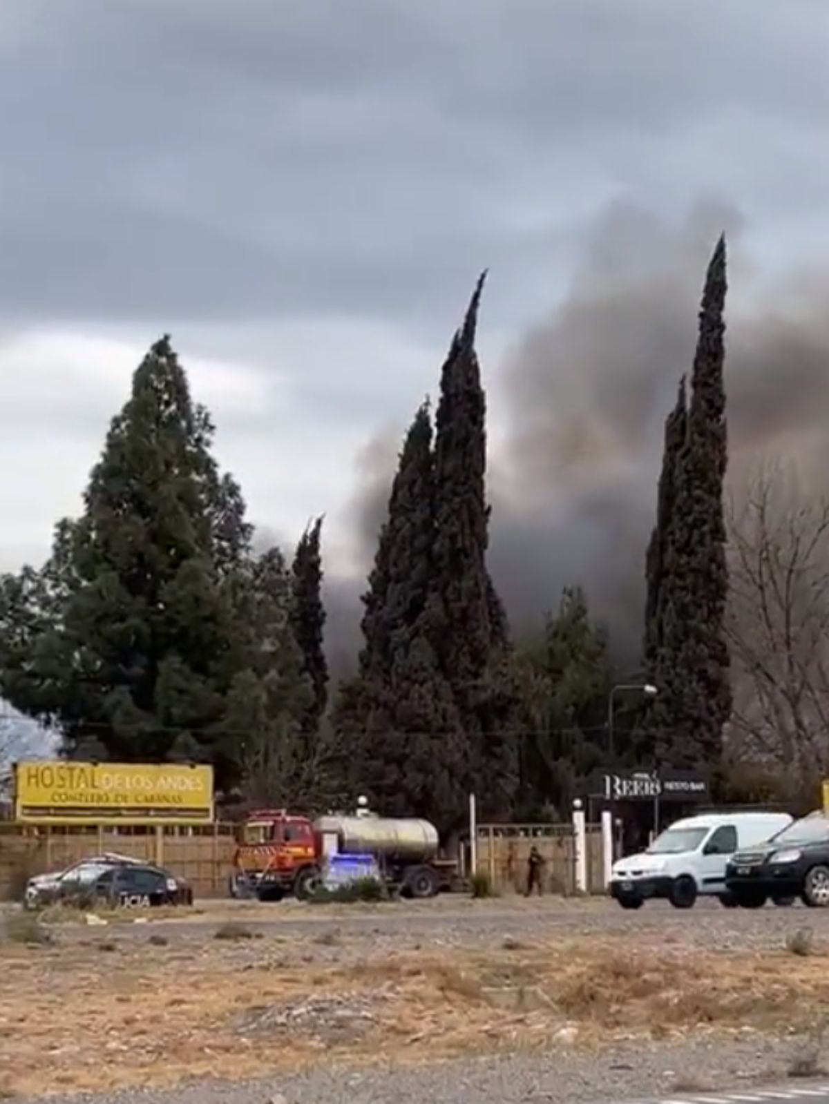 Se pudo apreciar desde la mano hacia el Oeste del Acceso Este (Ruta 7) el denso humo que surgía del predio incendiado en Guaymallén.