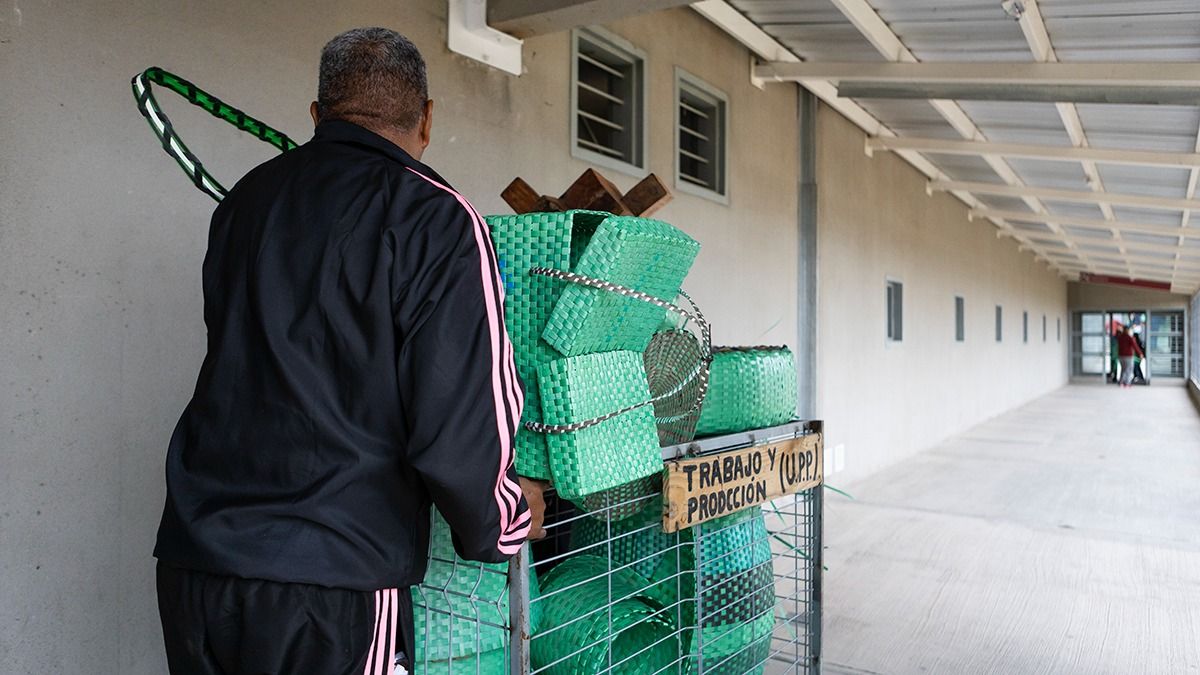 Valeria vio que los flejes era un producto que estaba tirado, no se reutilizaba, se contactó con Bodega Argento y les encantó la idea. Valeria vio que los flejes era un producto que estaba tirado, no se reutilizaba, se contactó con Bodega Argento y les encantó la idea.