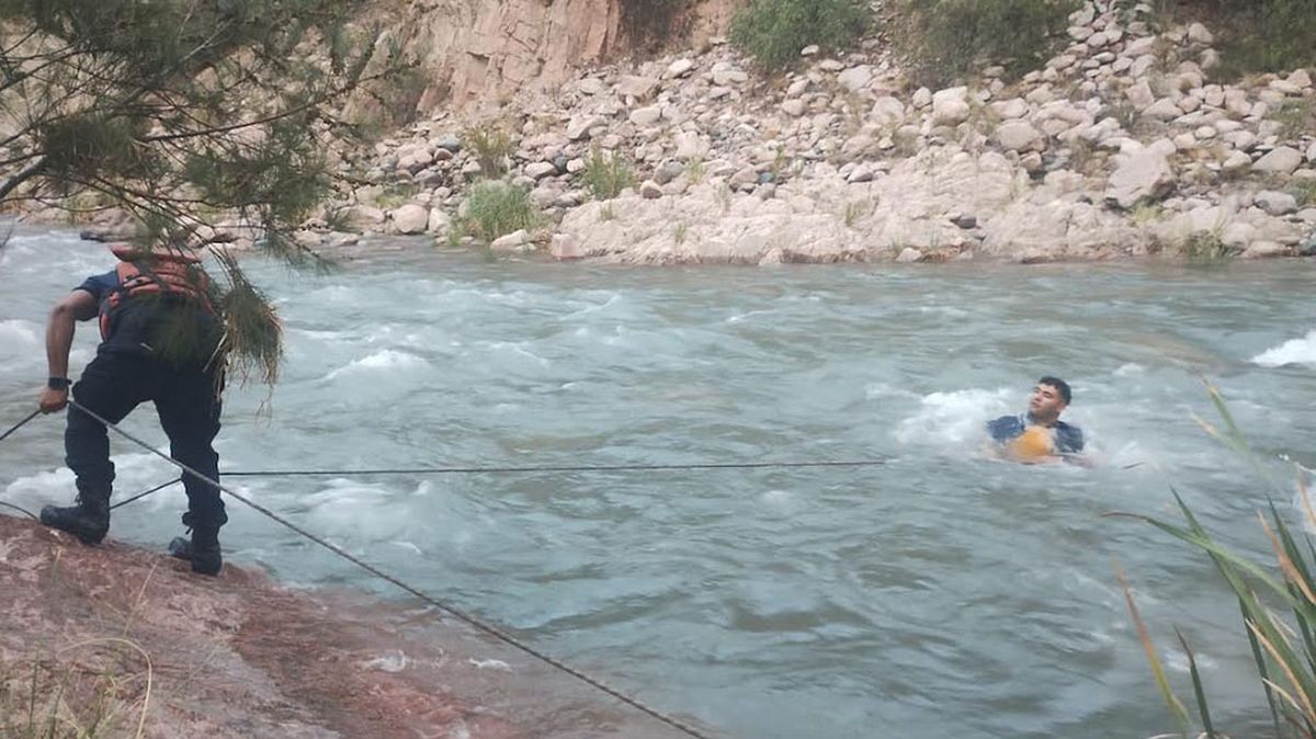 Cinco adultos y dos chicos fueron rescatados con éxito por los Bomberos de la Policía en el Río Mendoza. Foto: Ministerio de Seguridad