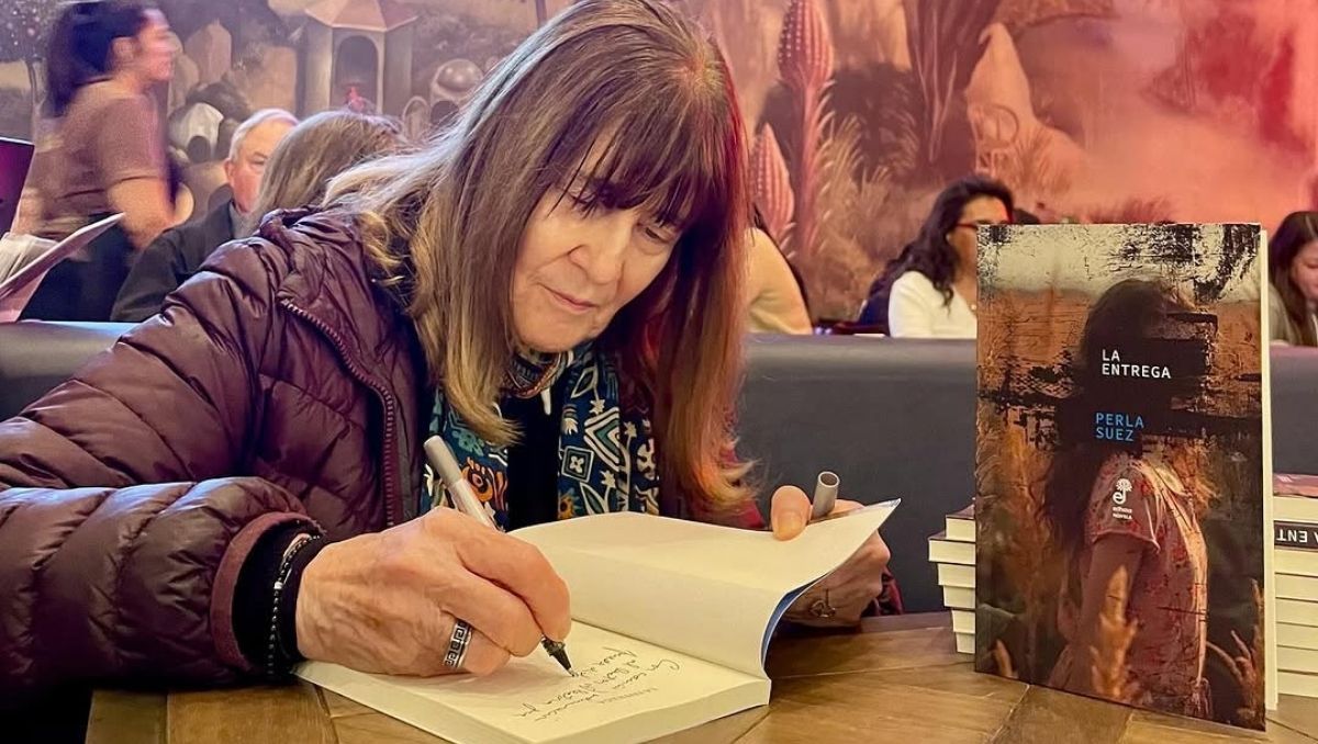 La escritora Perla Suez y su obra La entrega. La escritora Perla Suez y su obra La entrega.