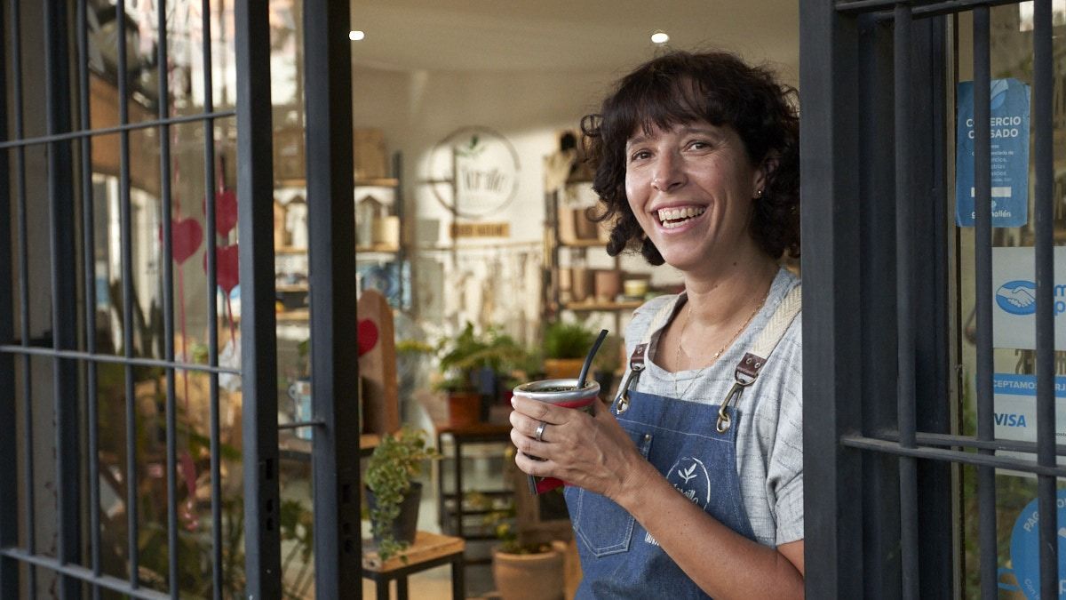 Laura tiene un vivero sostenible, no produce residuos, todo se se reutiliza o se composta. Laura tiene un vivero sostenible, no produce residuos, todo se se reutiliza o se composta.
