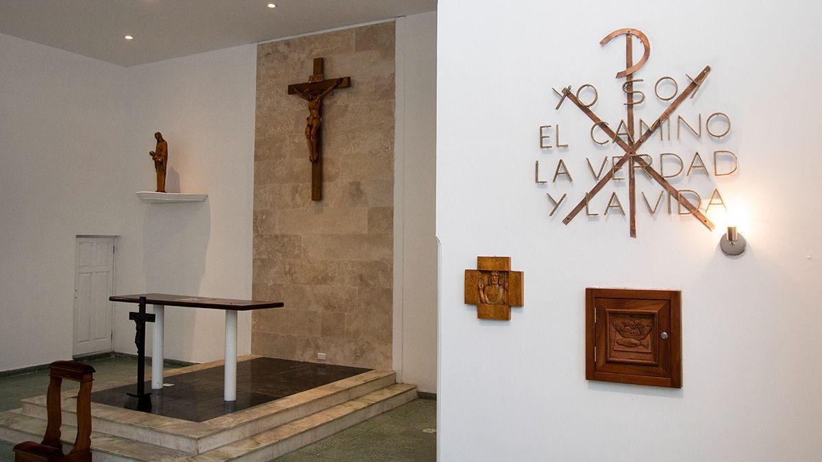El artista Federico Arcidiacono puso su toque en el nuevo sagrario, hoy a un costado del altar de la Capilla del Divino Maestro del Liceo Militar General Espejo.