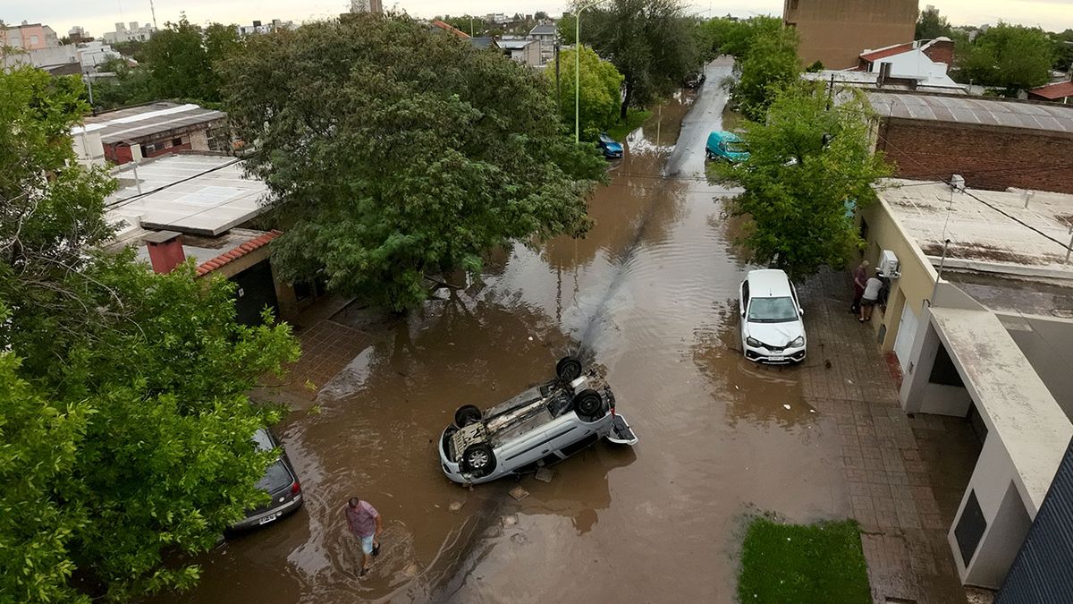 Alumnos solidarios de su último año de secundario se organizaron para armar una colecta solidaria para ayudar a los afectados por el temporal en Bahía Blanca.