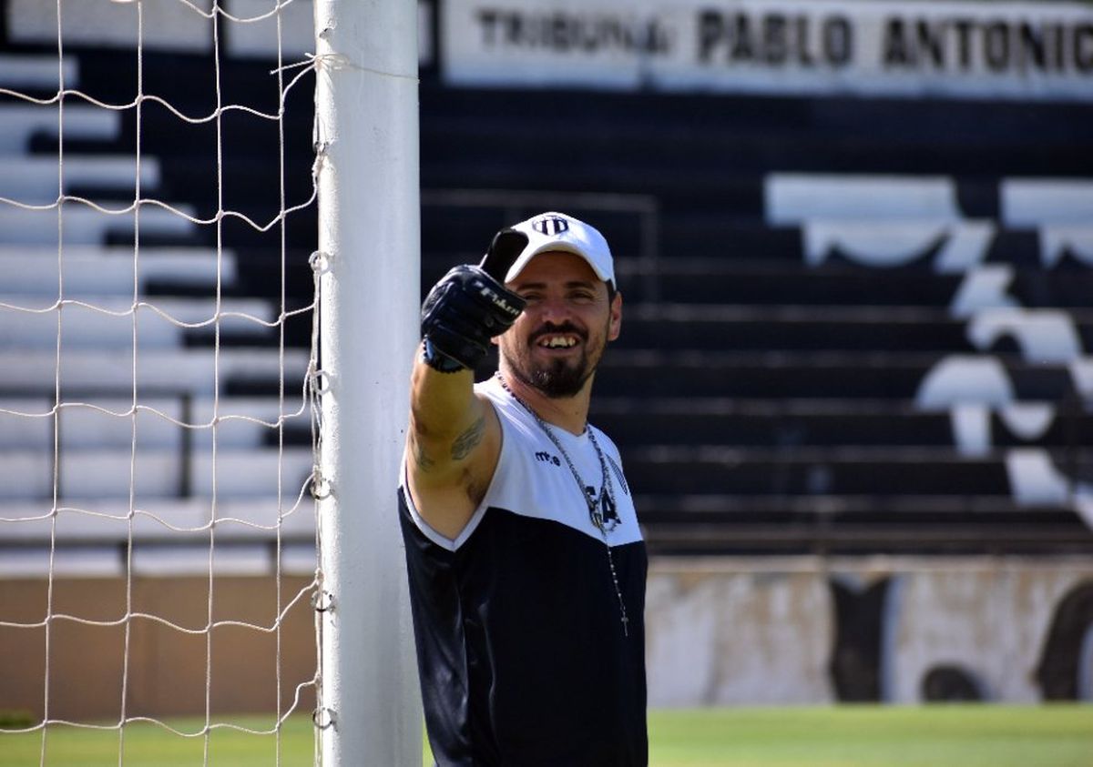 Paolo Olivera: el histórico entrenador de arqueros de Gimnasia y Esgrima que fue clave en el ascenso