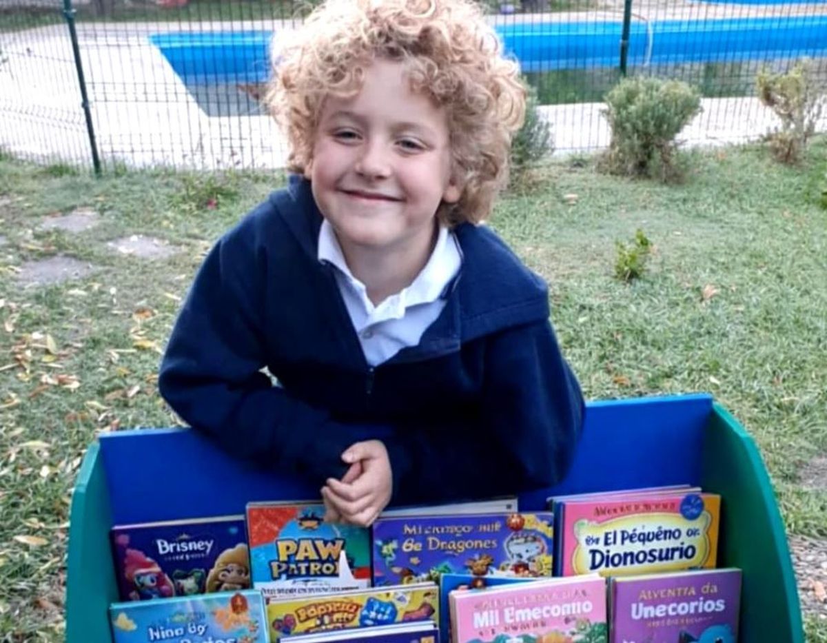 Tiene 7 años y creó una biblioteca sobre ruedas para compartir sus libros en la plaza de Chacras