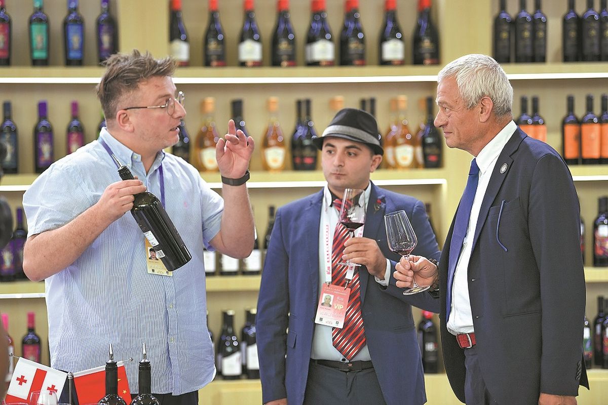 Un expositor de Georgia presenta su vino a los asistentes de la Conferencia Internacional sobre las Industrias de la Uva y el Vino en Yinchuan el 9 de junio. FENG KAIHUA / XINHUA