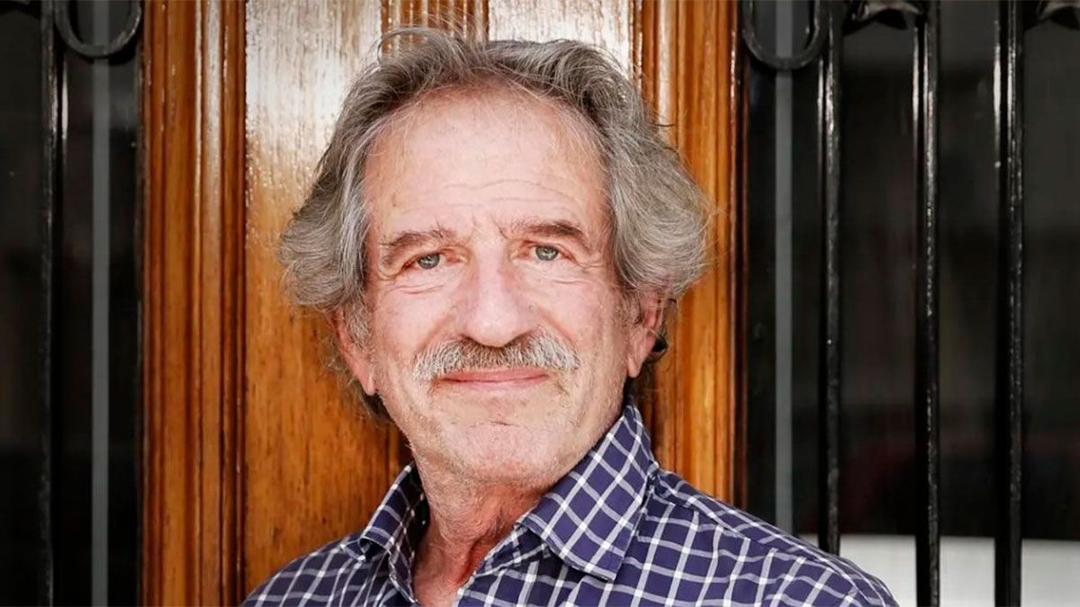 Pablo Alarcón está realizando shows callejeros a la gorra y contó cuánto está recolectando.