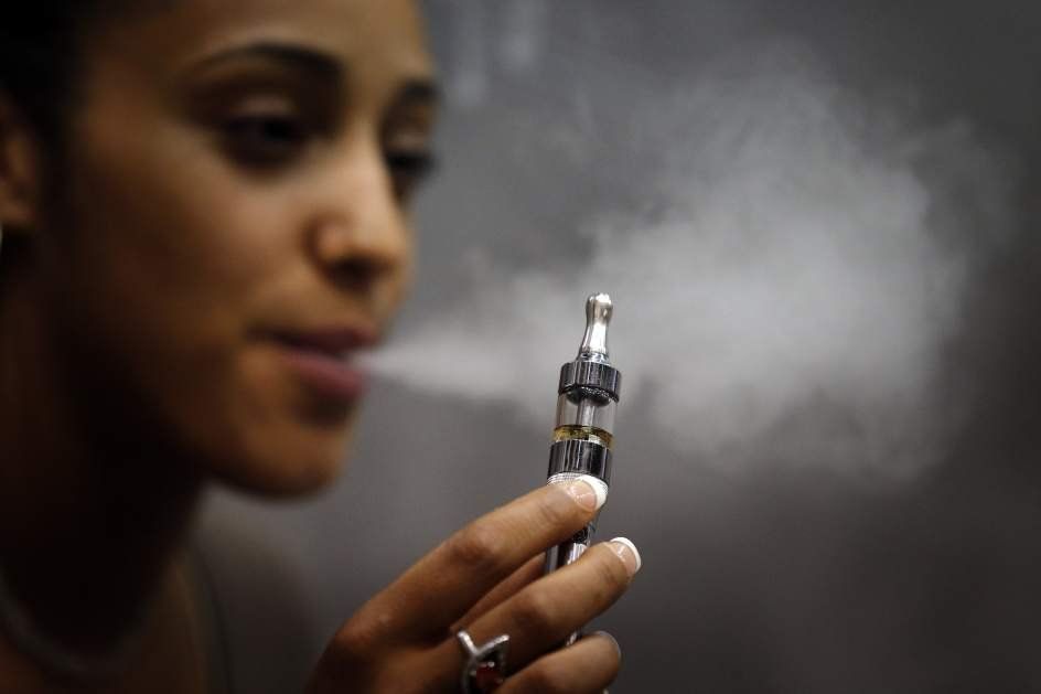 El vapor de los cigarrillos electrónicos afecta la salud de no fumadores