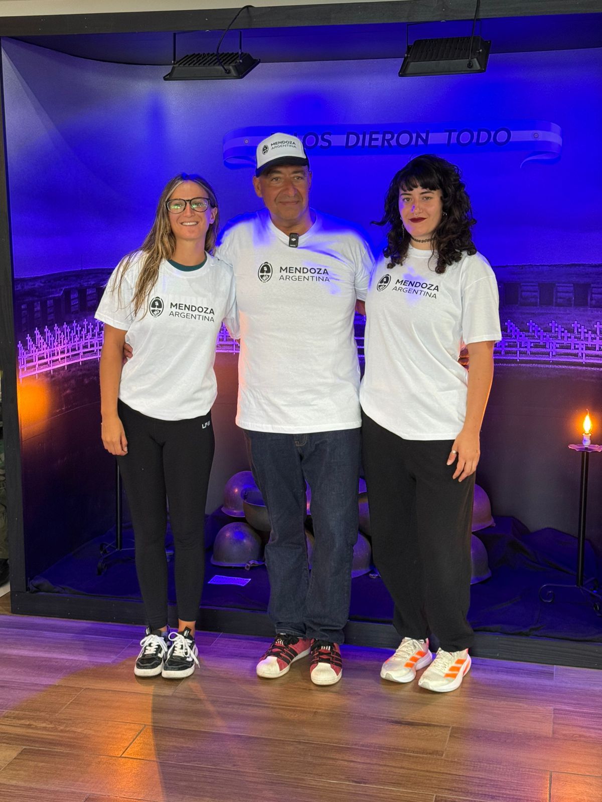 Gustavo Oriozabala, junto a sus hijas. Gustavo Oriozabala, junto a sus hijas.