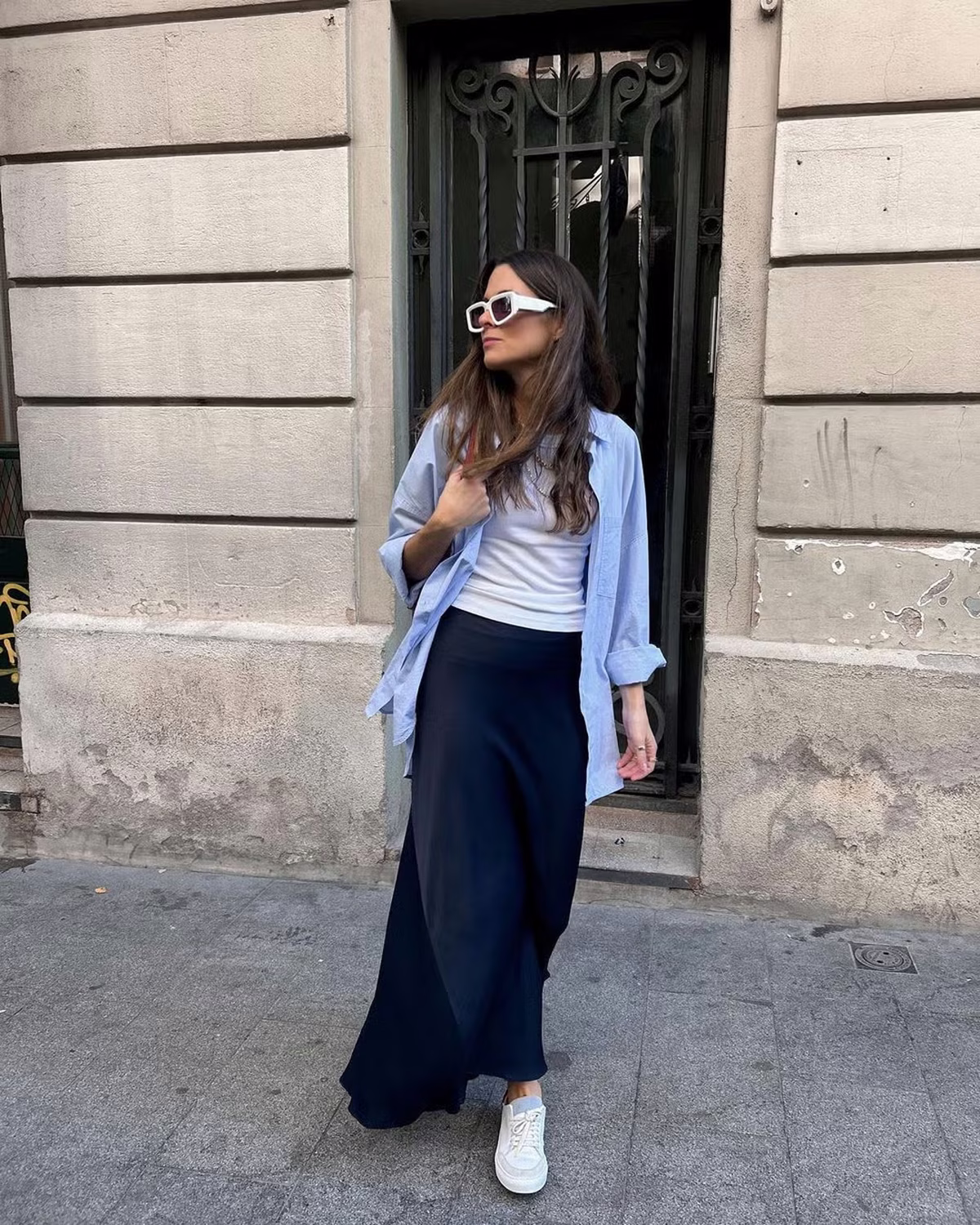 La influencer de moda Rebeca Santana transform&oacute; su look, con remera blanca, en un atuendo con onda. Imagen: Instagram.