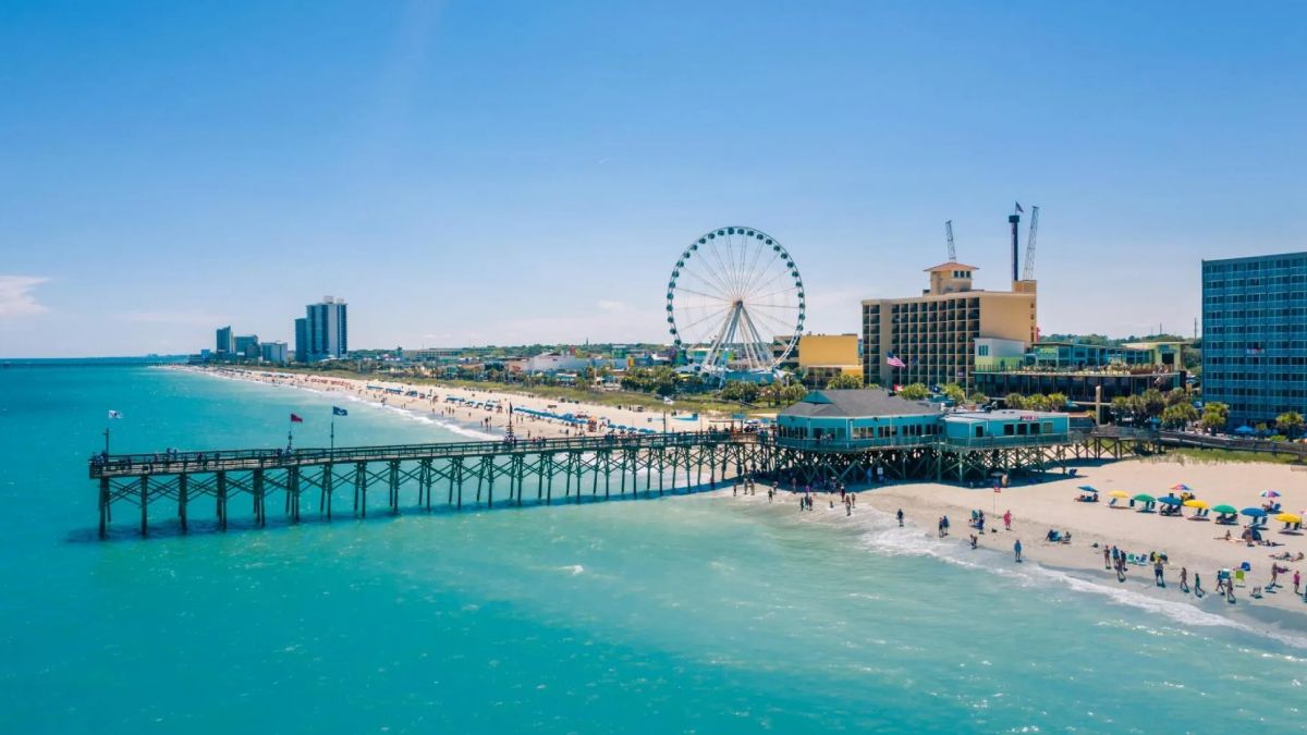 La playa de Carolina del Sur, Estados Unidos, que tiene arenas blancas y aguas celestes.
