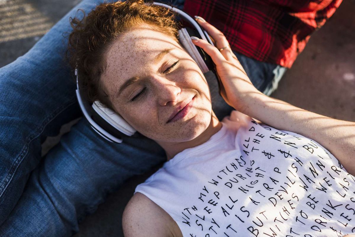 Nos sentimos como lo que escuchamos: estudio expone la conexión entre la música actual y el ánimo colectivo