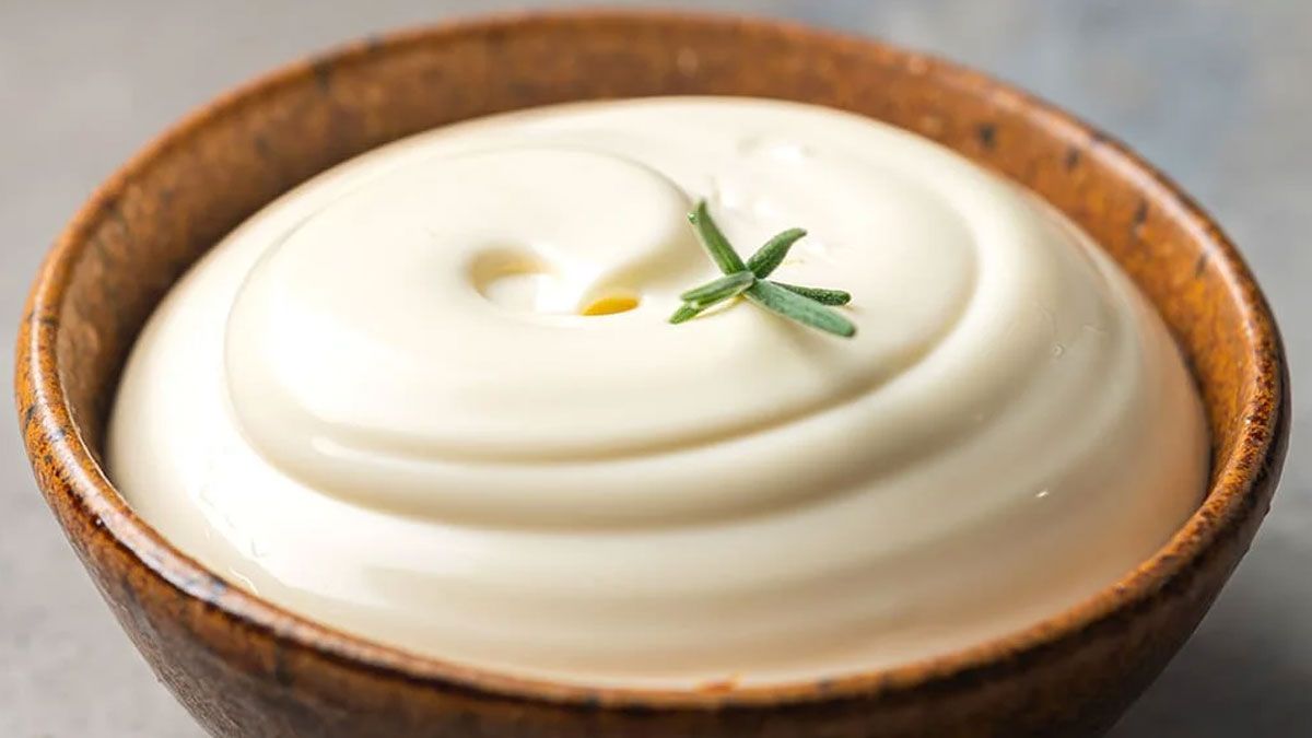 La mayonesa de ajo se puede hacer con una receta&nbsp; que lleva simples pasos.