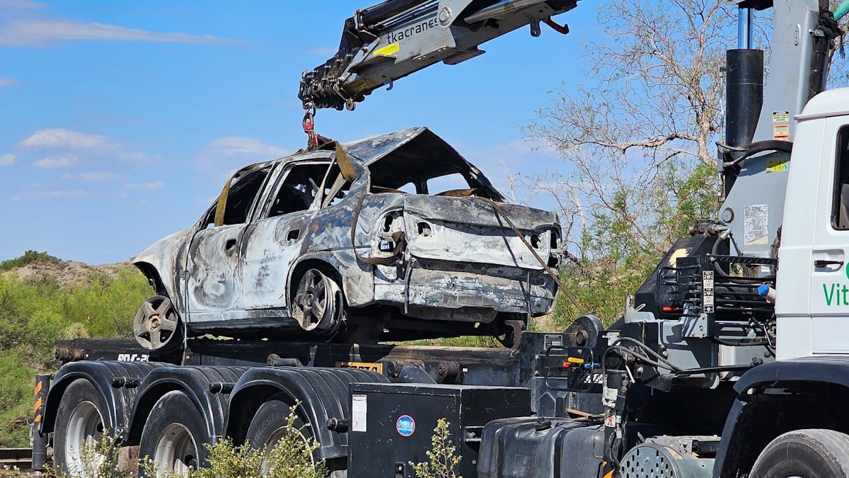 .El auto incinerado, con el cuerpo de la joven dentro, fue hallado en un barranco, en la zona de Capdeville. De allí tuvo que ser remolcado. .El auto incinerado, con el cuerpo de la joven dentro, fue hallado en un barranco, en la zona de Capdeville. De allí tuvo que ser remolcado.