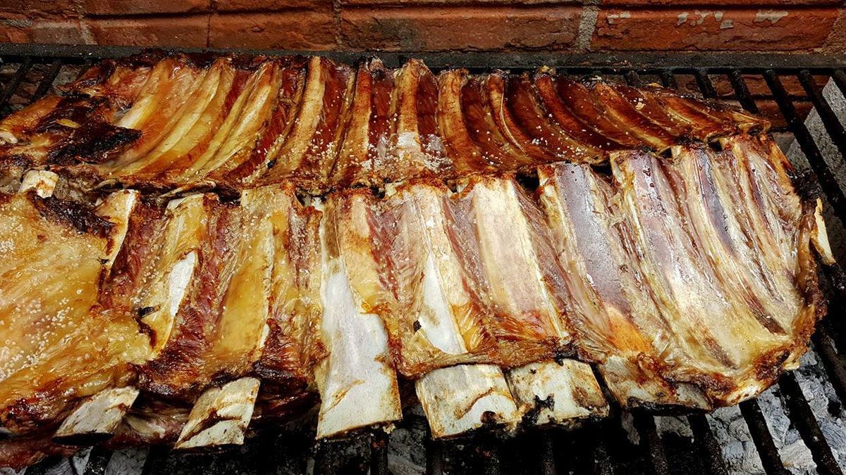 Los huesos del costillar pueden retirarse fácilmente, si se cocinan lentamente, por varias horas.