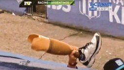 ¡Un amor como el nuestro...! Un hincha revoleó su pierna ortopédica