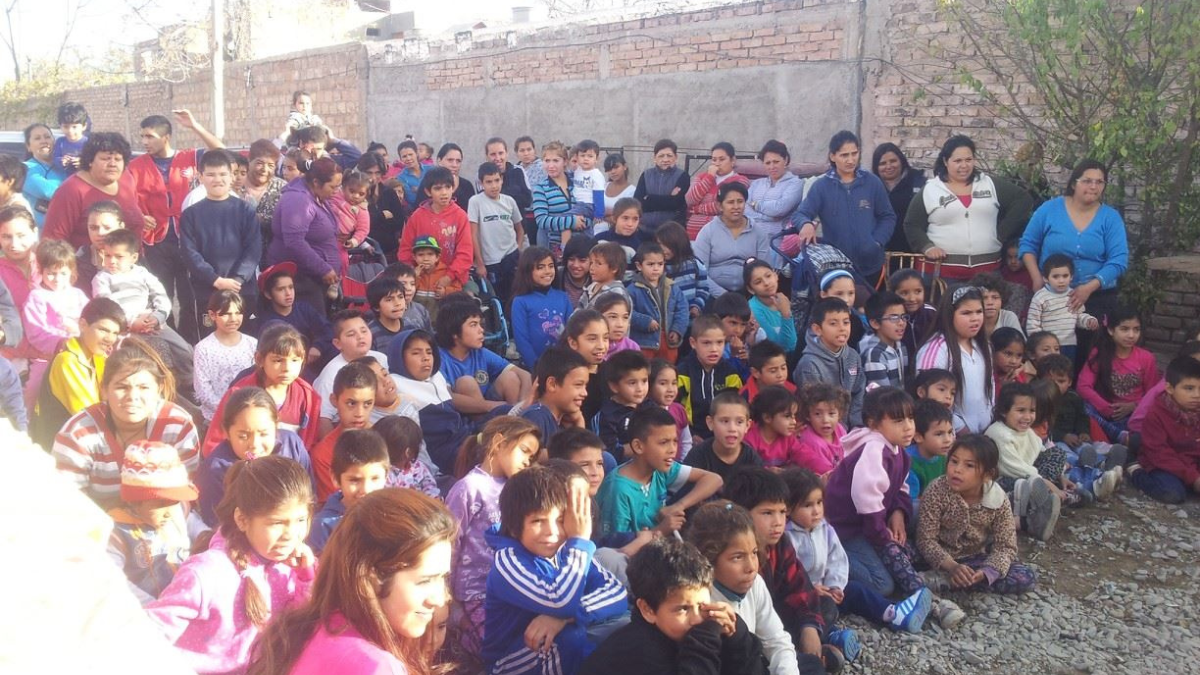 El merendero Isabel de Las Heras se acercan todos los días 120 familias y comen 247 niños aproximadamente. El merendero Isabel de Las Heras se acercan todos los días 120 familias y comen 247 niños aproximadamente.