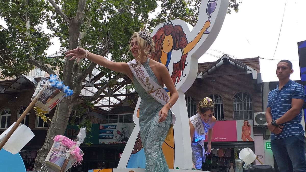 El Carrusel de la Vendimia 2025, a pleno por las calles del centro de Mendoza.
