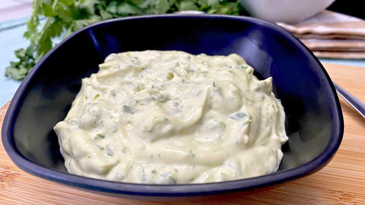 La salsa de ajo casera es una receta que se hace en minutos y queda realmente deliciosa.