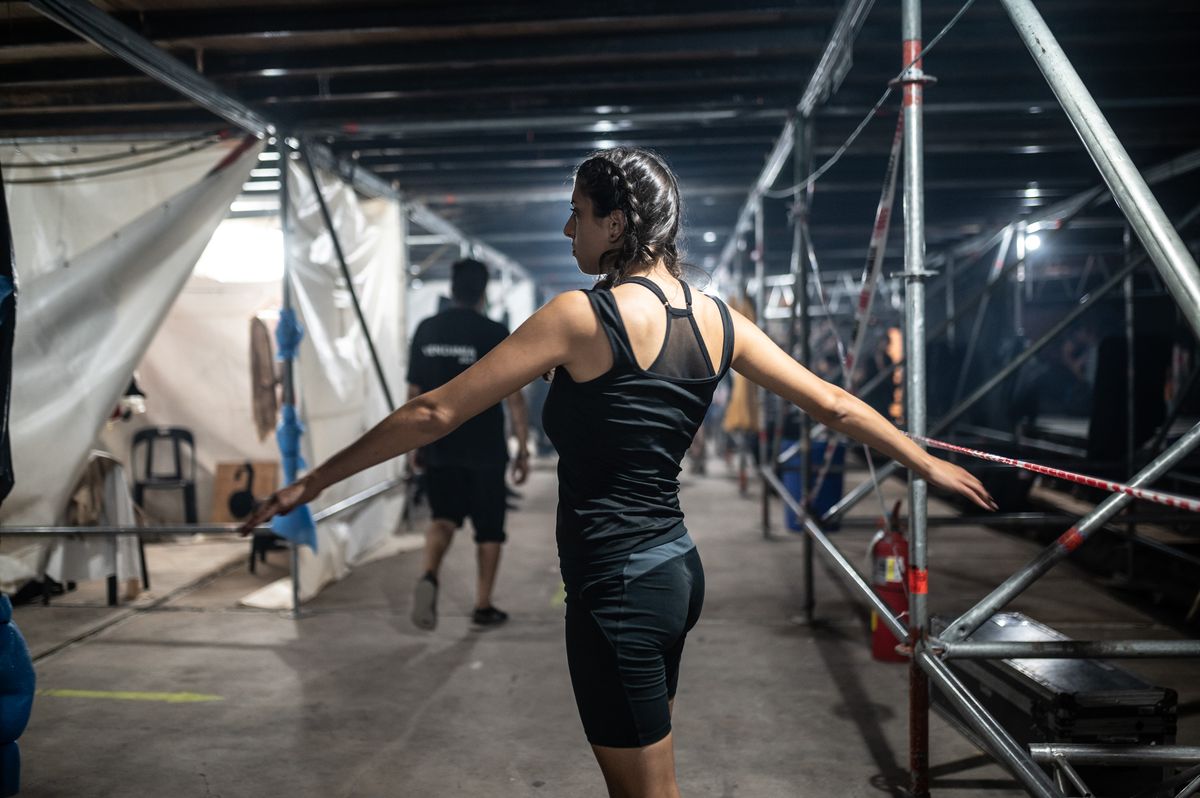 Los artistas elongan y se concentran, además de repasar algunas coreografías, antes de hacer el ensayo general de la Vendimia. Los artistas elongan y se concentran, además de repasar algunas coreografías, antes de hacer el ensayo general de la Vendimia.