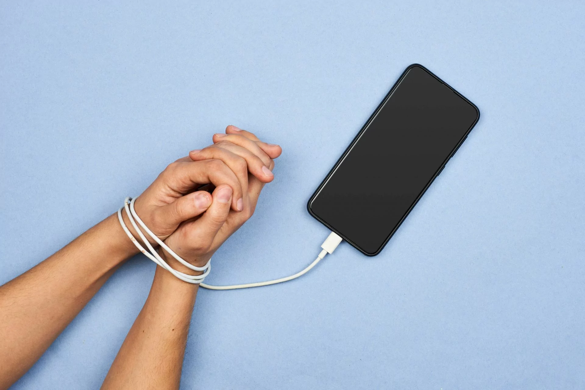 La nomofobia es un término que deriva del inglés no-mobile-phone phobia La nomofobia es un término que deriva del inglés no-mobile-phone phobia