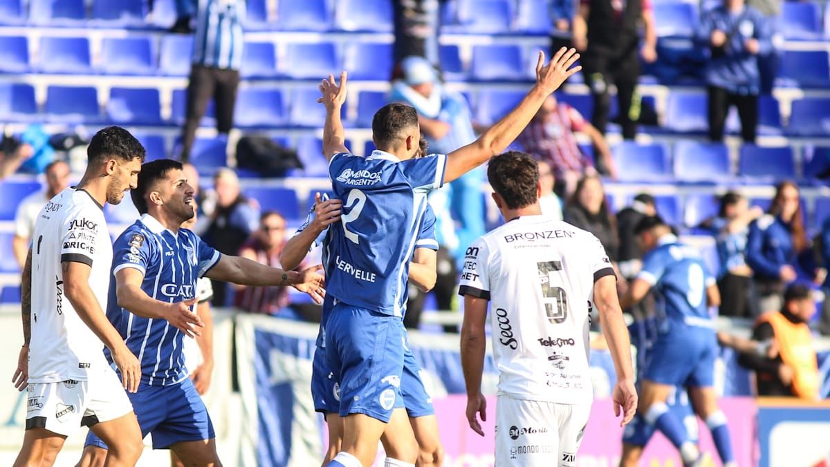Los brazos en alto de Esteban Burgos, que abrió el marcador y el partido para Godoy Cruz frente a All Boys. Los brazos en alto de Esteban Burgos, que abrió el marcador y el partido para Godoy Cruz frente a All Boys.