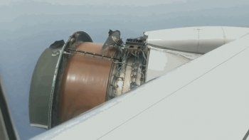 En pleno vuelo un avión perdió parte de la cubierta de un motor