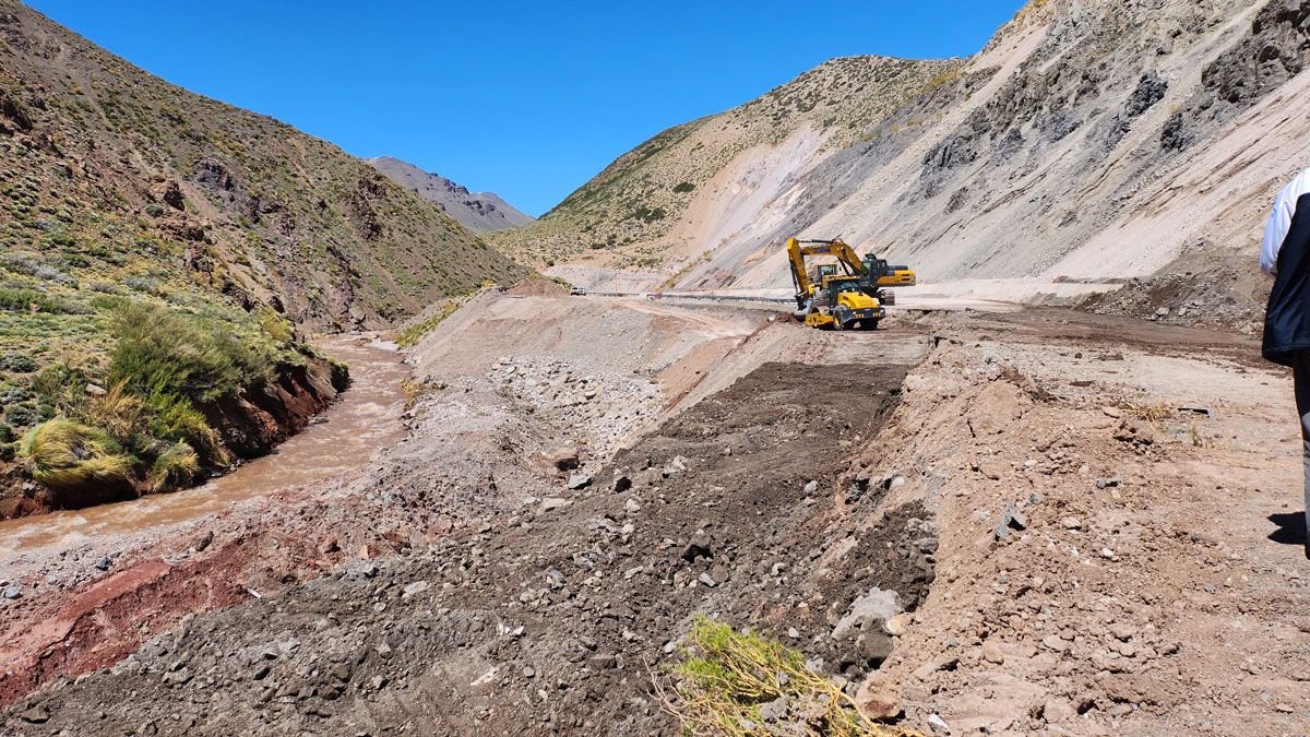 Los sectores reparados donde fueron los socavones quedarán de tierra ya que no se puede volver a colocar asfalto. Los sectores reparados donde fueron los socavones quedarán de tierra ya que no se puede volver a colocar asfalto.