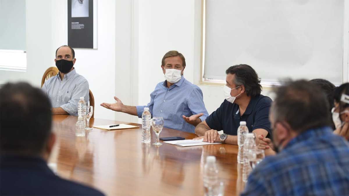 El gobernador Rodolfo Suarez anunció el aumento para los celadores en conferencia de prensa.visibility
