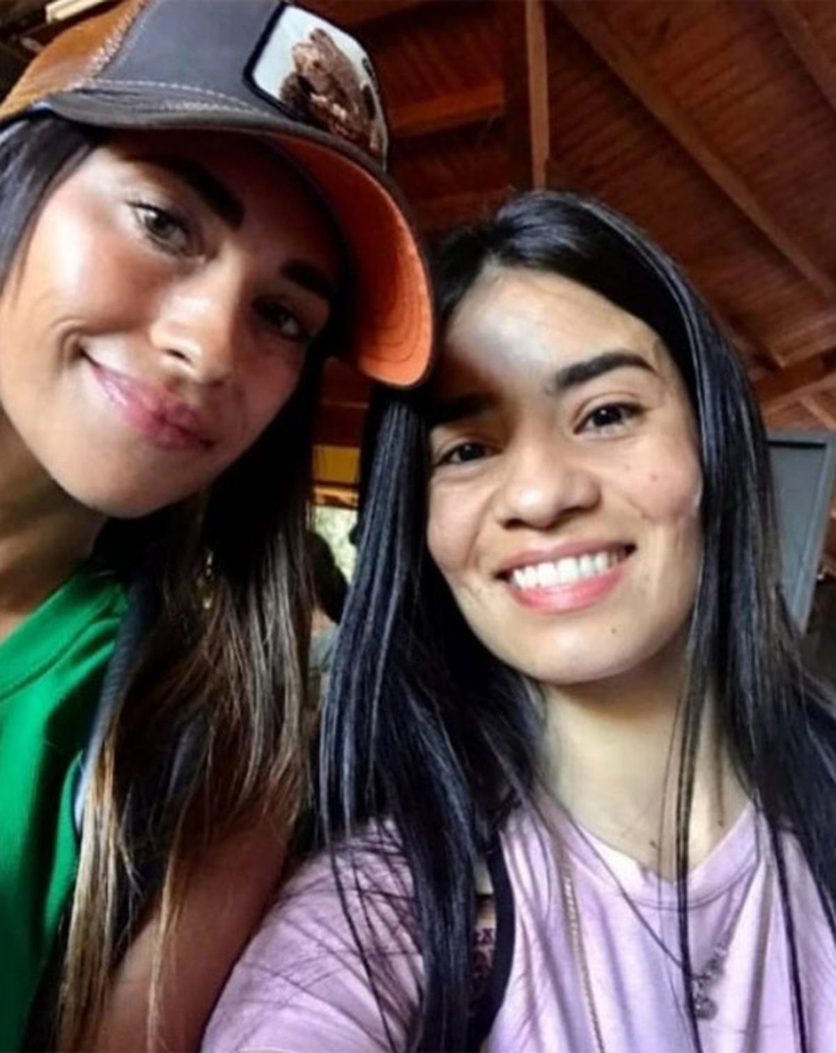 Antonela Roccuzzo fue muy amable con las fanáticas que le pidieron una foto.