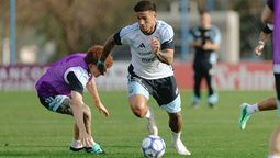 Enzo Fernández está en plena acción en el entrenamiento de la Selección argentina.