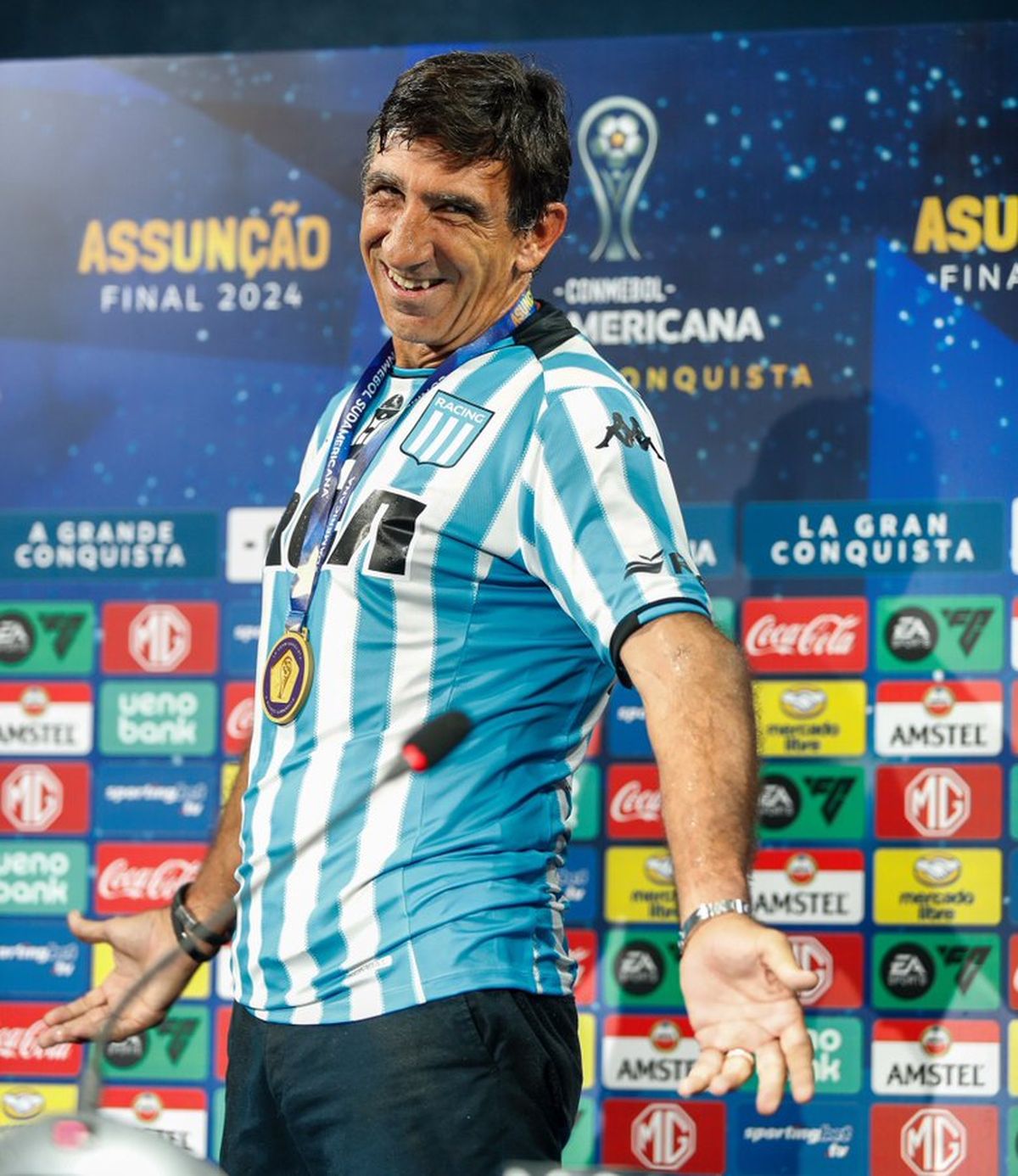 Racing Club anunció la continuidad de Gustavo Costas como entrenador del primer plantel. Racing Club anunció la continuidad de Gustavo Costas como entrenador del primer plantel. 