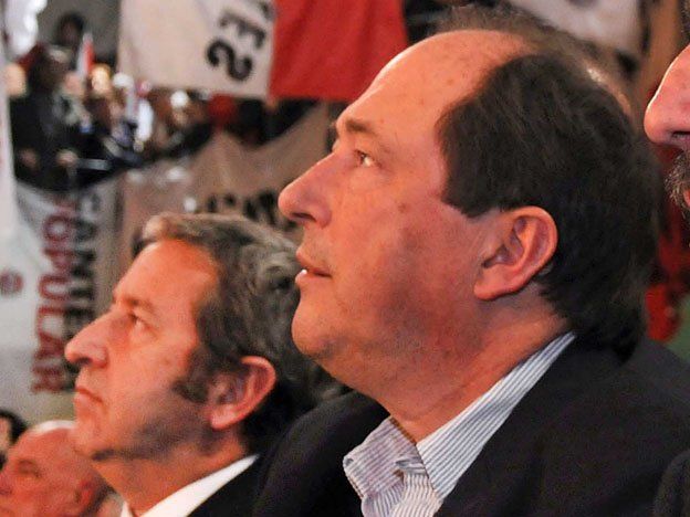 Fuerte puja entre Cobos y Sanz en la UCR por la distribución de cargos