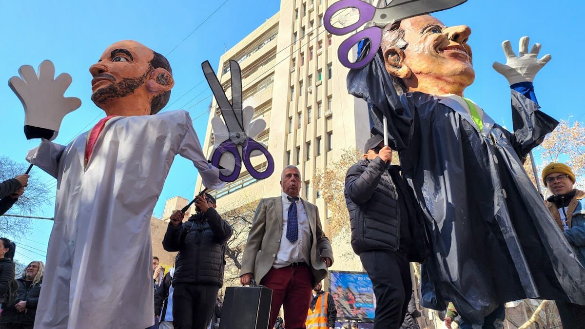 Los muñecos gigantes que encabezaron la marcha del SUTE y del resto de los estatales por las calles de la Ciudad de Mendoza.