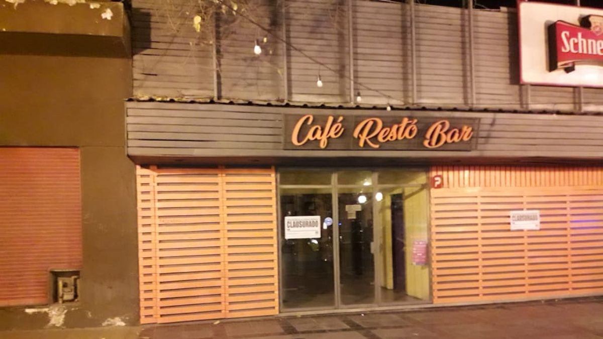 El cartel dice Café Restó Bar, pero allí se estaba desarrollando un baile.