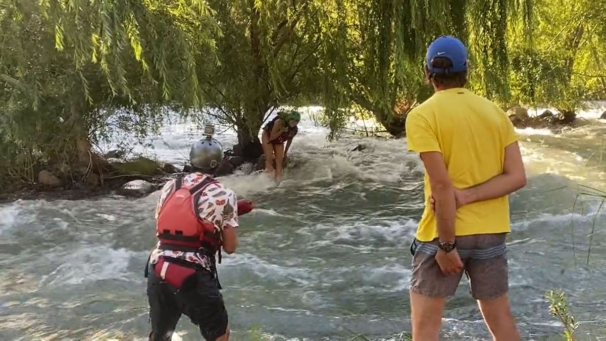 Varias personas le explicaron a la mujer lo que harían para sacarla de allí y llevarla hasta la orilla del Río Atuel, en San Rafael. Varias personas le explicaron a la mujer lo que harían para sacarla de allí y llevarla hasta la orilla del Río Atuel, en San Rafael.