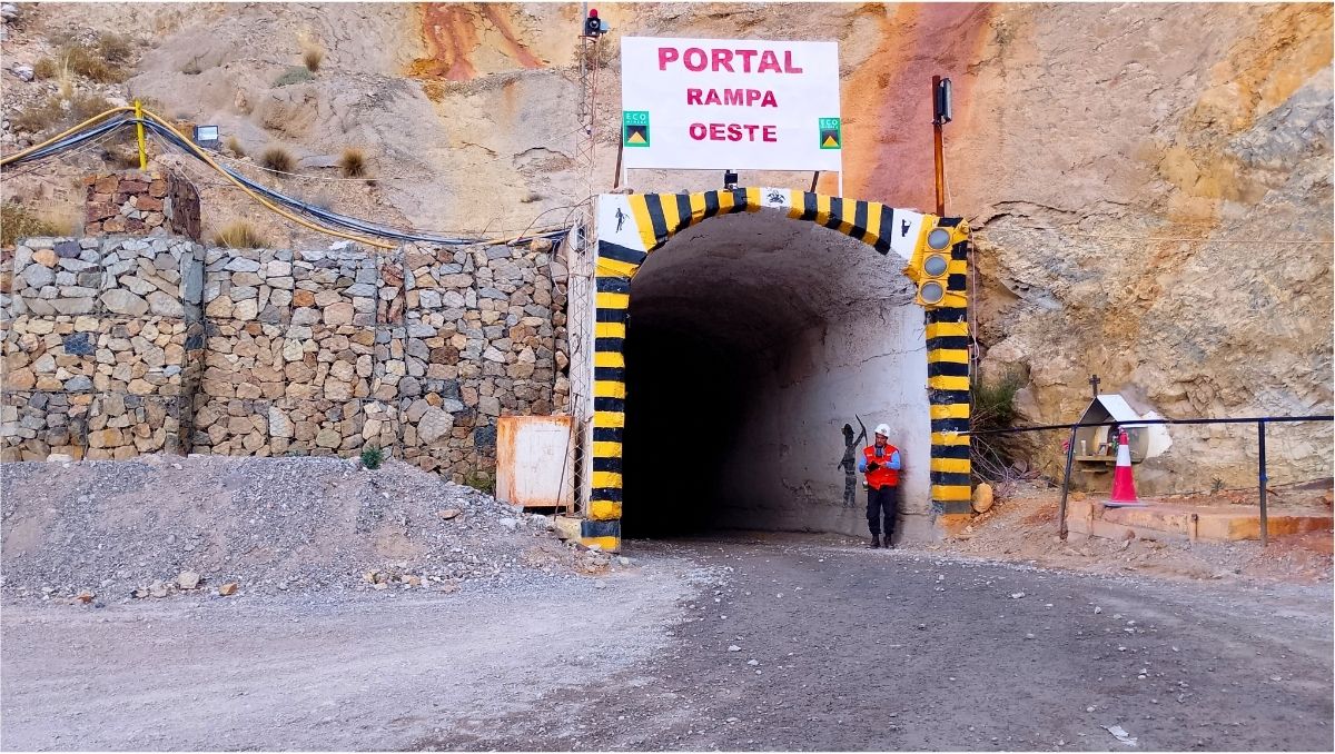 Acceso a la mina subterránea que ya se explotó y desde la que hoy se realiza la exploración para la construcción de Carbonatos profundos. Acceso a la mina subterránea que ya se explotó y desde la que hoy se realiza la exploración para la construcción de Carbonatos profundos.