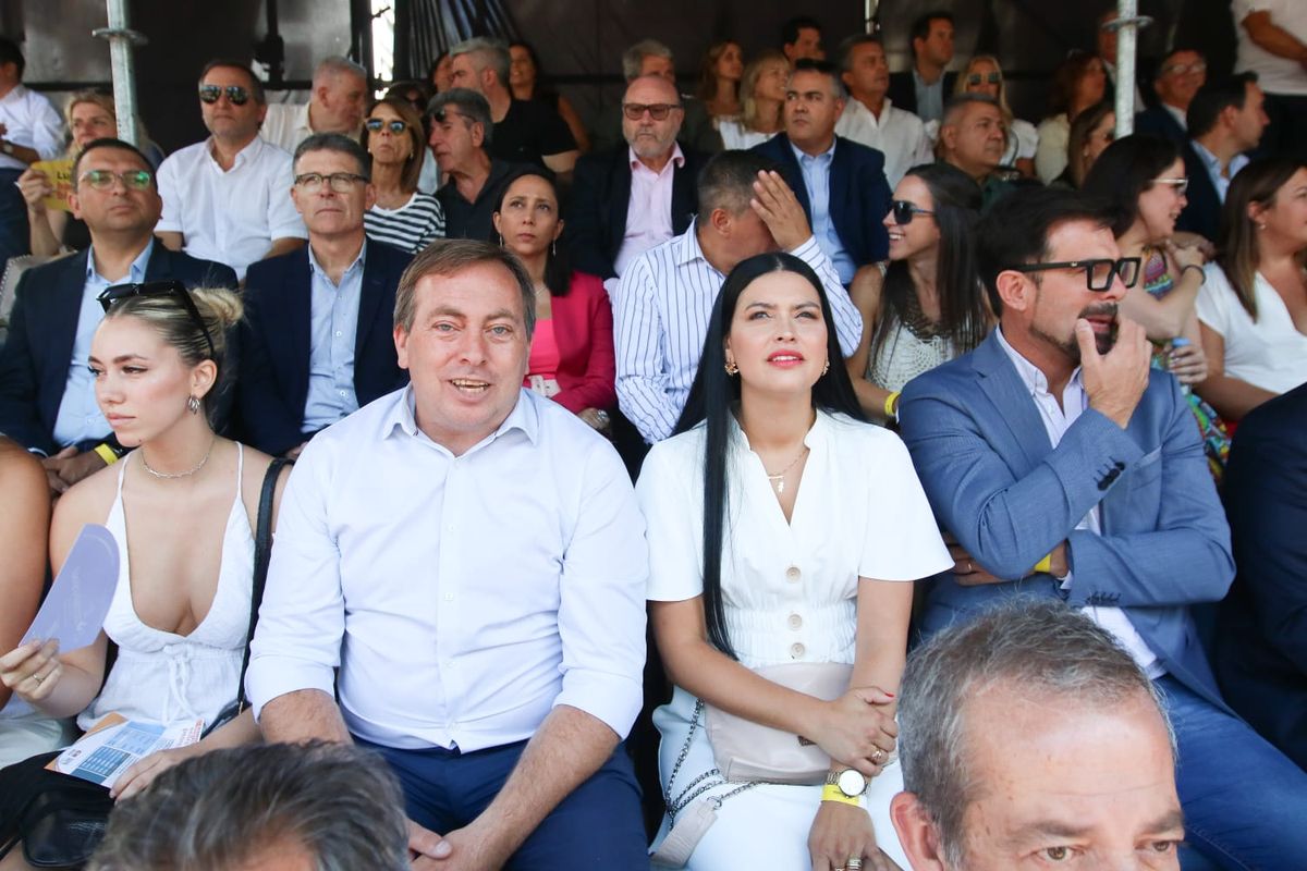 Martín Aveiro, intendente de Tunuyán, y Florencia Destéfanis, intendenta de Santa Rosa y presidenta del PJ provincial, dieron el presente en el palco.